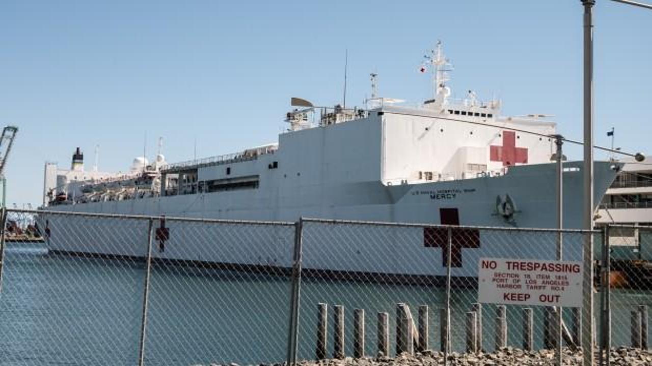 ABD'nin yüzen hastanesi limana yanaştı