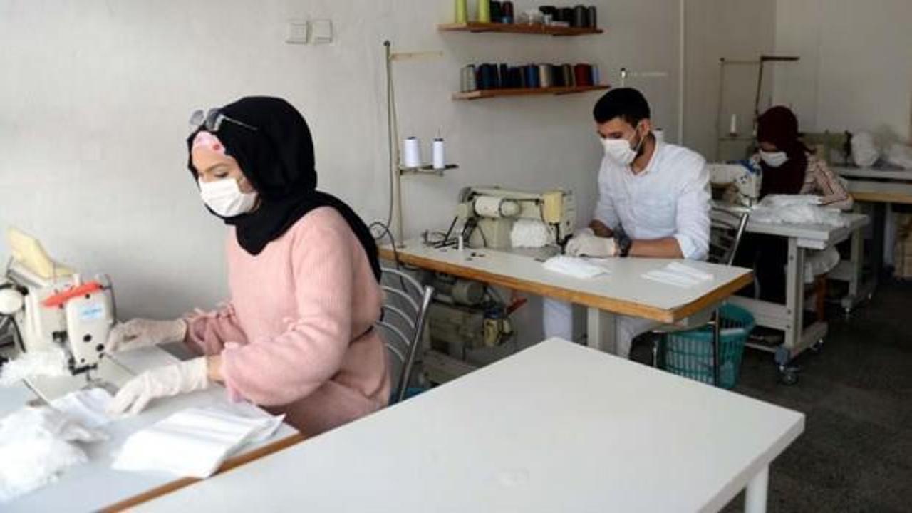 Afgan kardeşlerden vatandaşlara ücretsiz maske