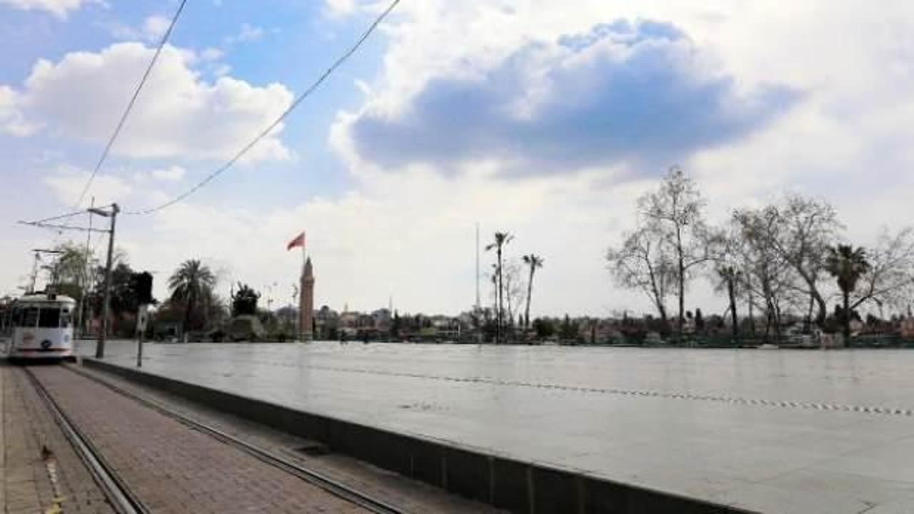 Antalya'da meydan ve sokaklar boş kaldı