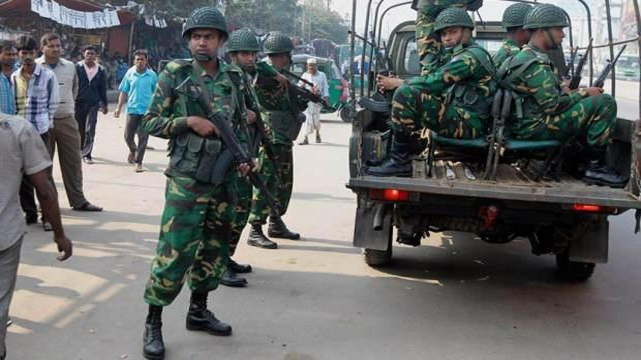 Bangladeş'de ordu sokağa iniyor
