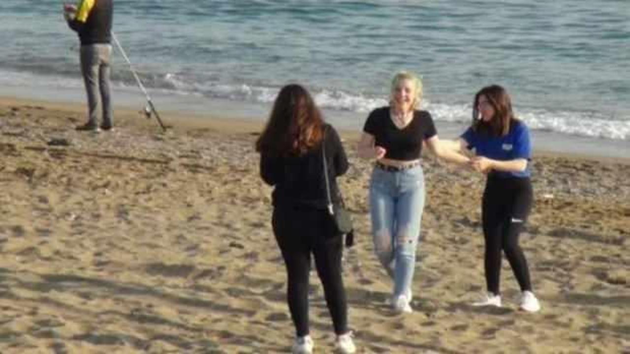 'Evde kal' &ccedil;ağrısını umursamadılar, deniz kenarlarına akın ettiler