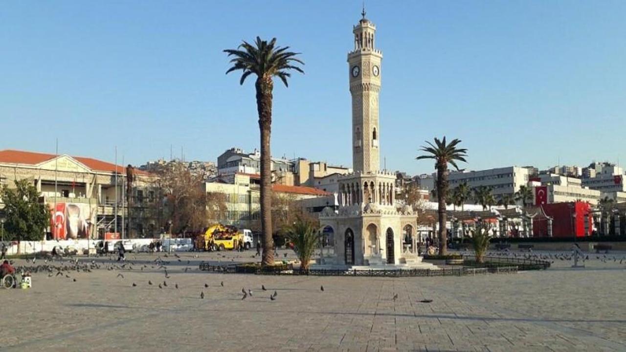 İzmir’de meydanlar koronavirüs nedeniyle boşaldı: Evdekal