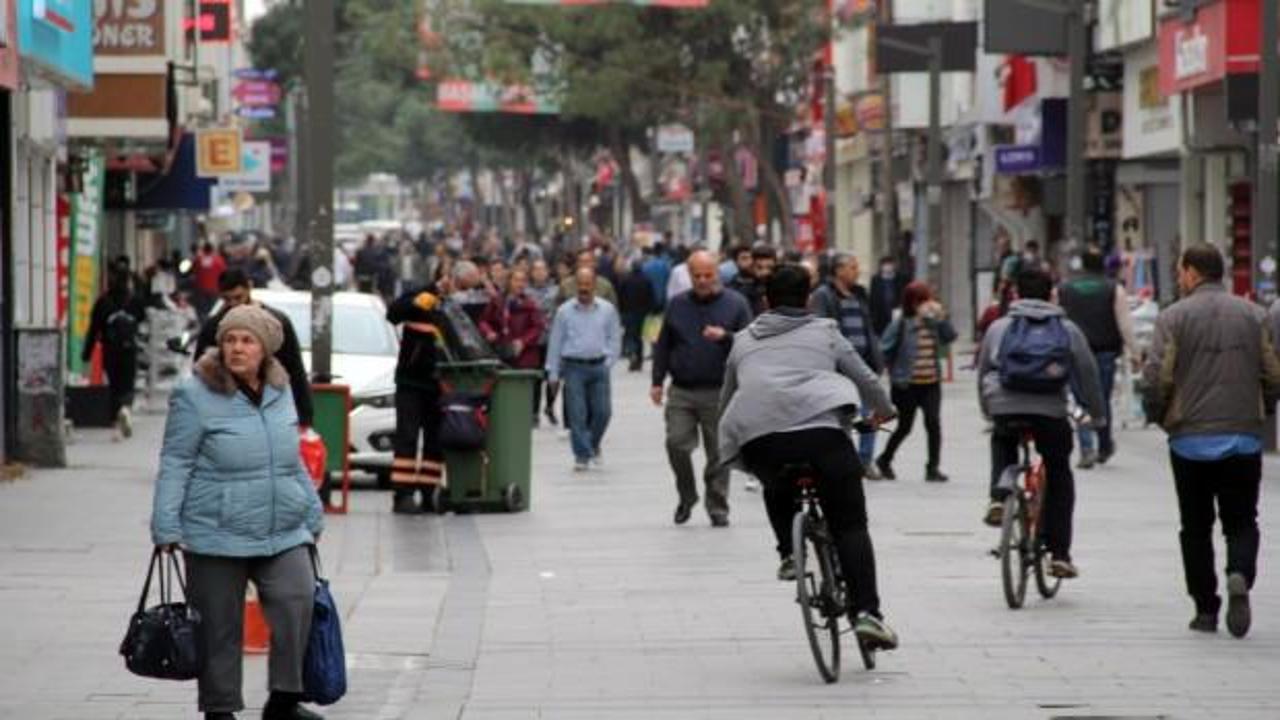 İzmirliler evde kal çağrısını dinlemedi: Kentin en işlek caddesi hıncahınç dolu!
