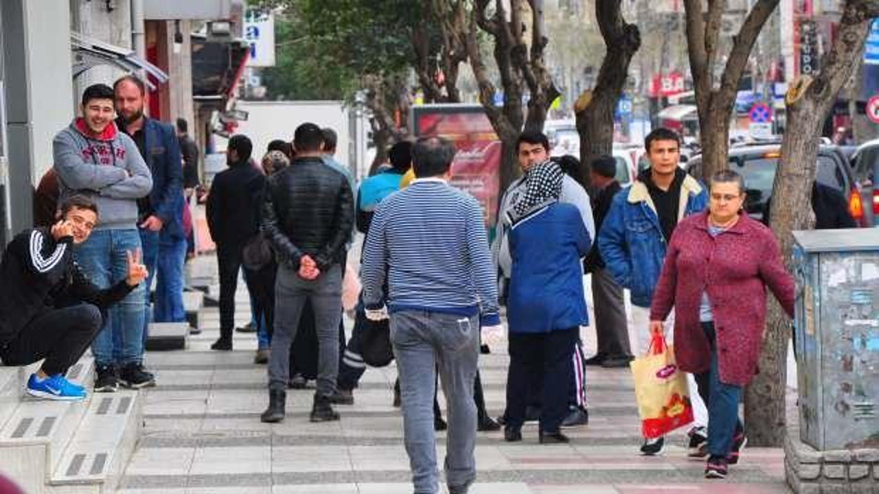 Koronavirüsü dinlemediler: Manisa'da caddeler doldu