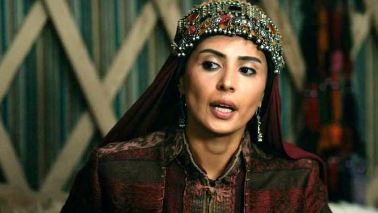 Oyuncu G&ouml;n&uuml;l Nagiyeva evden &ccedil;ıkamayan yaşlılara yardım etti! G&ouml;n&uuml;l Nagiyeva kimdir?