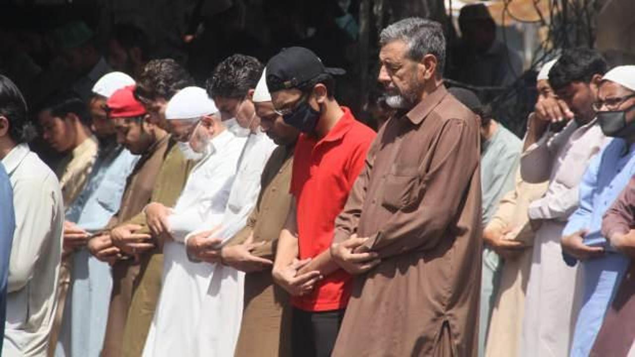 Pakistan camilerde cemaatle kılınan namazları yasakladı