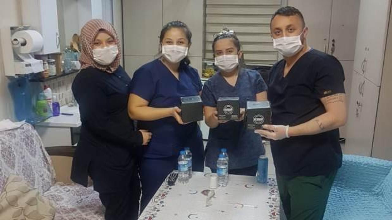 Sağlık &ccedil;alışanlarına moral i&ccedil;in &uuml;cretsiz dağıttı