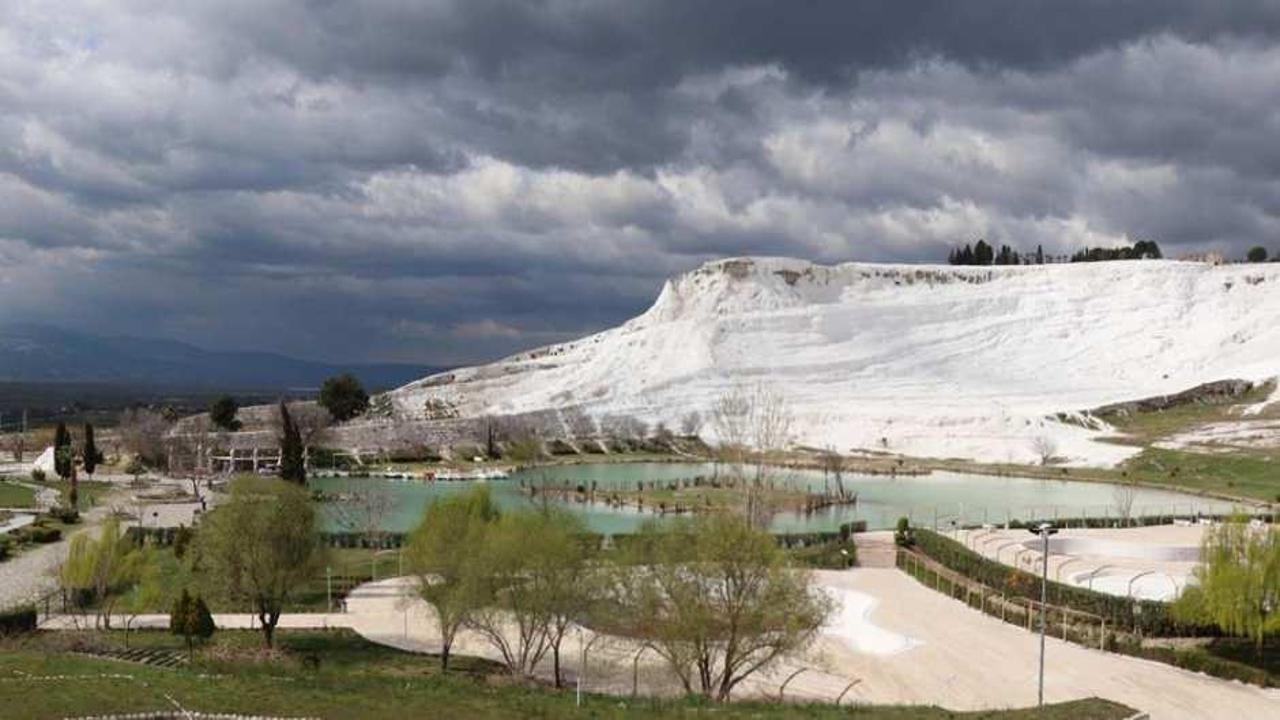 Türkiye'nin 'beyaz cenneti' Pamukkale sessizliğe büründü