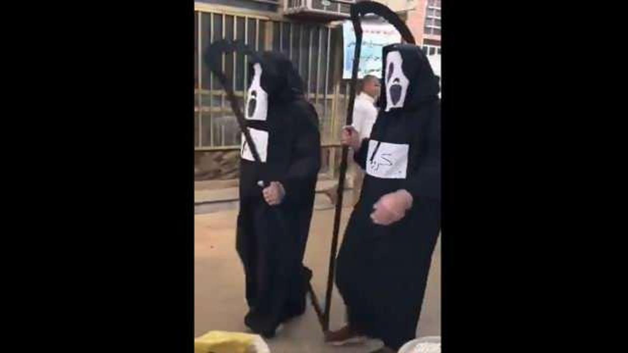 İran'da Azrail'i temsil eden kost&uuml;m giyip halkı koronavir&uuml;se karşı uyardılar