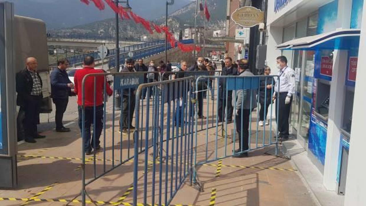 Banka &ouml;nlerine &lsquo;sosyal mesafe&rsquo; bariyerleri