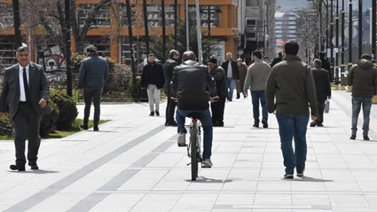 Bu il&ccedil;ede de 3 kişi yan yana y&uuml;r&uuml;yemeyecek