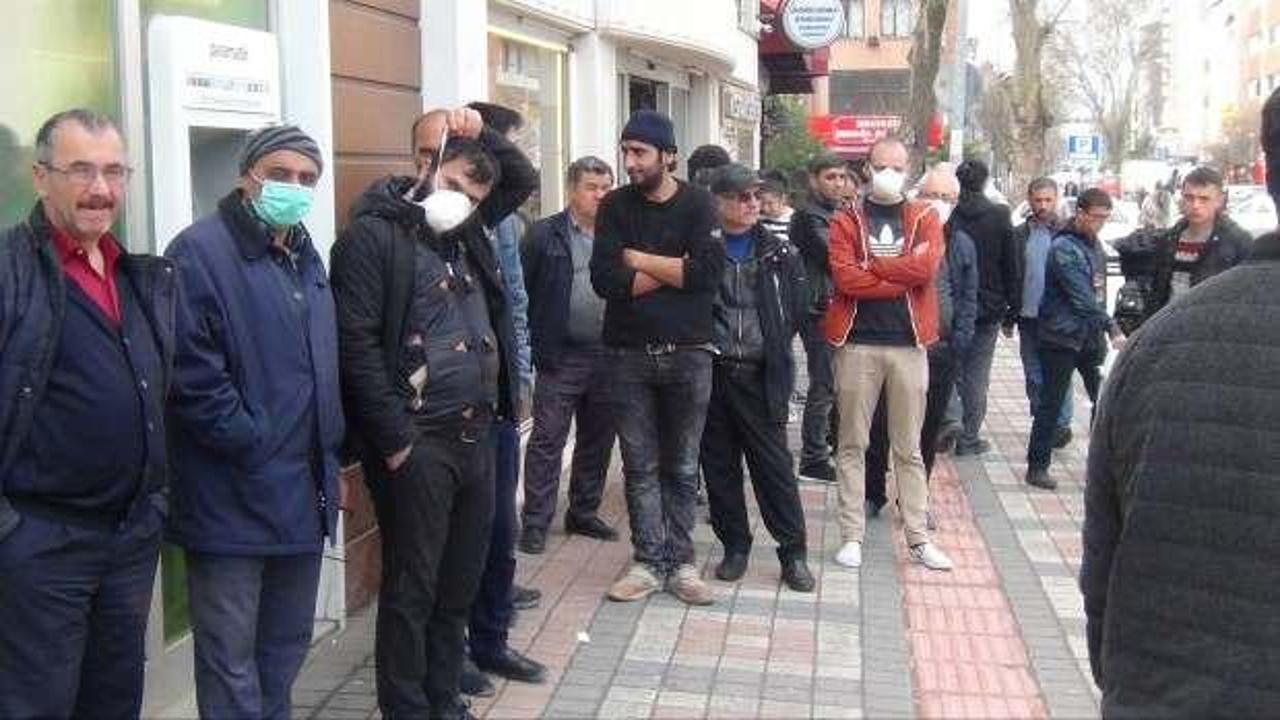 Bursa’da ürküten kalabalık! Banka önünde kuyruk