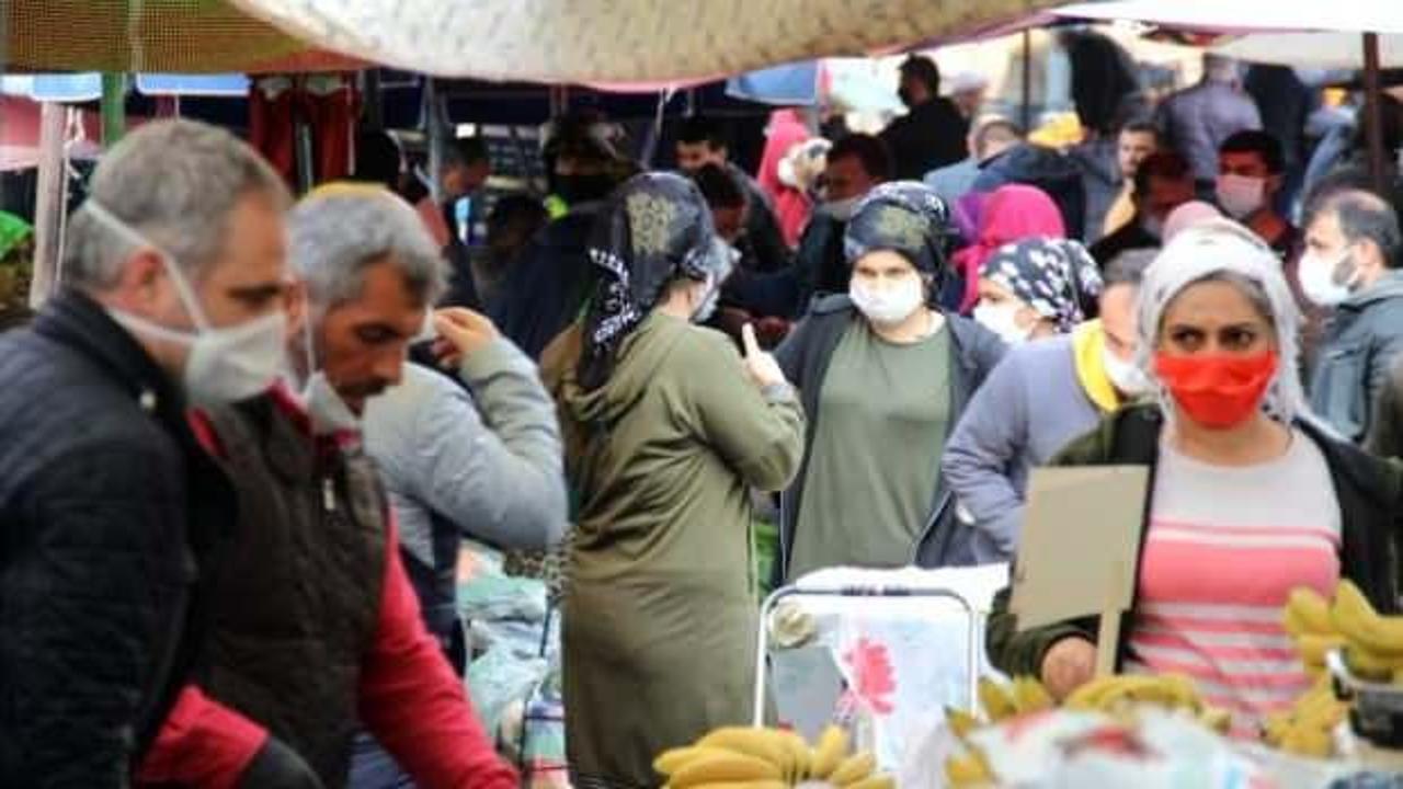 İzmir'de pazaryerinde sosyal mesafe kuralına uyulmadı