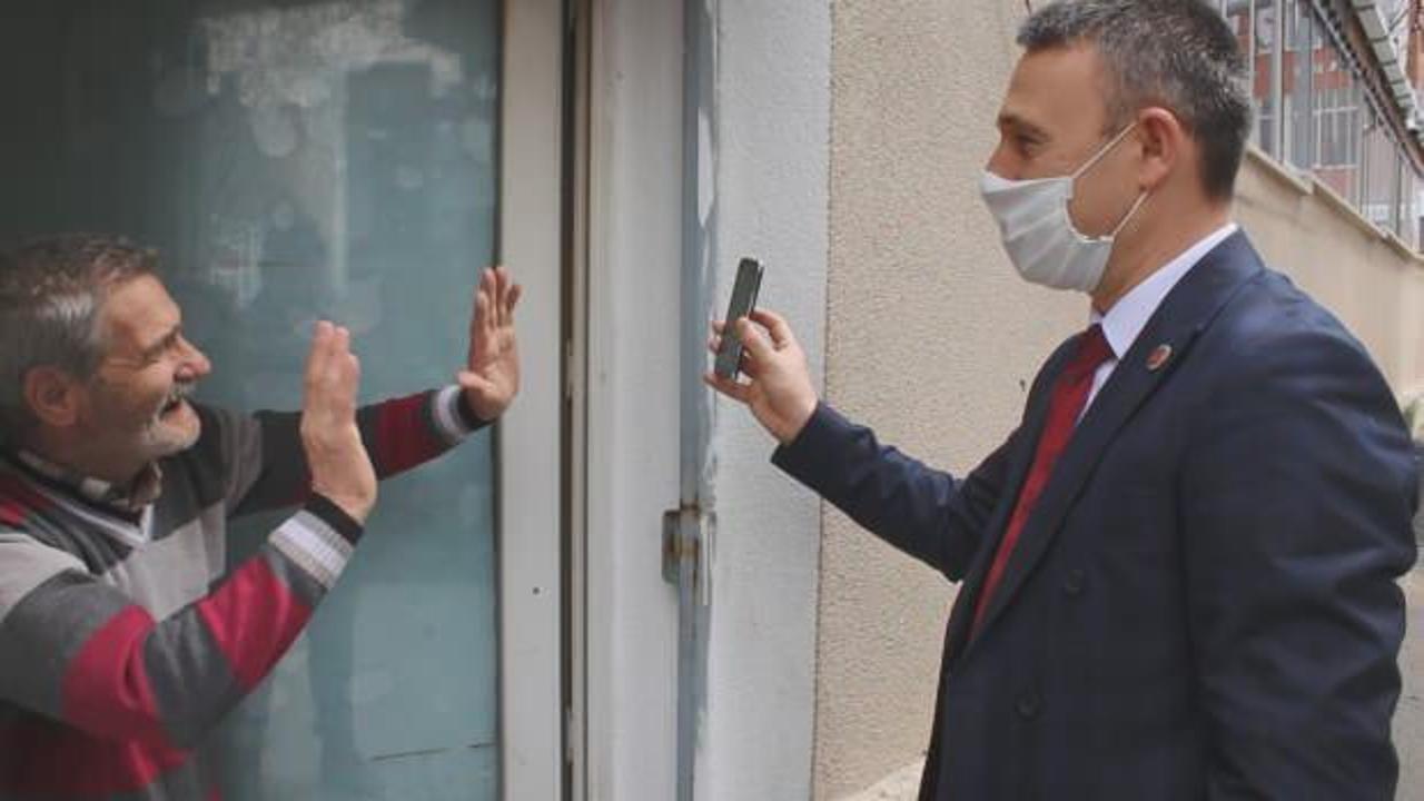 Karantinadaki Mehmet Amca torunları ile b&ouml;yle g&ouml;r&uuml;şt&uuml;