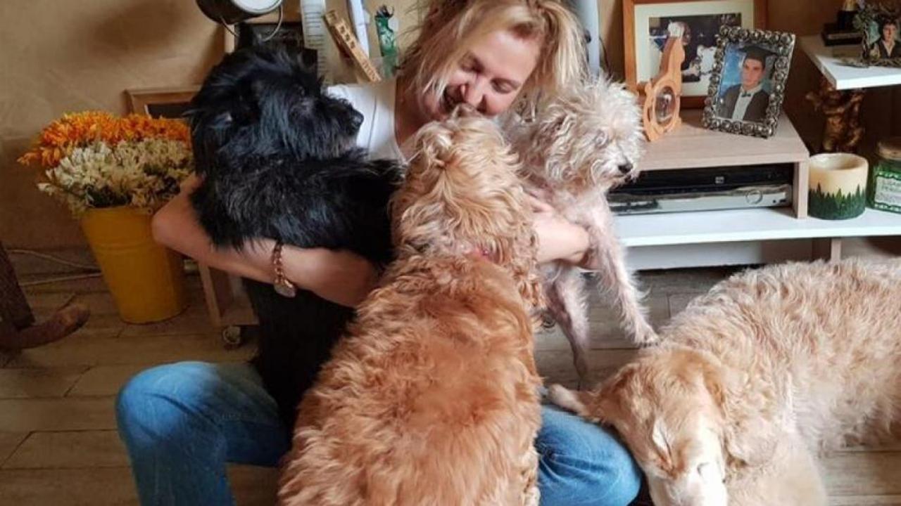 Oyuncu Tuna Arman 12 engelli evcil dostuyla karantinada!