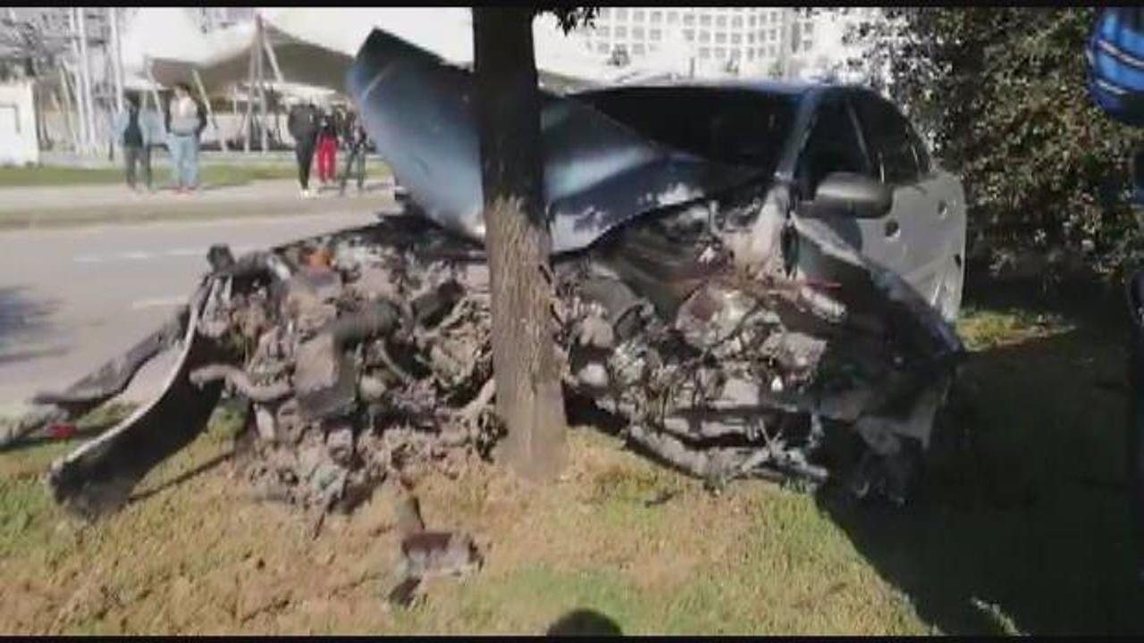 Feci kaza! İstanbul'da otomobil ağaca saplandı