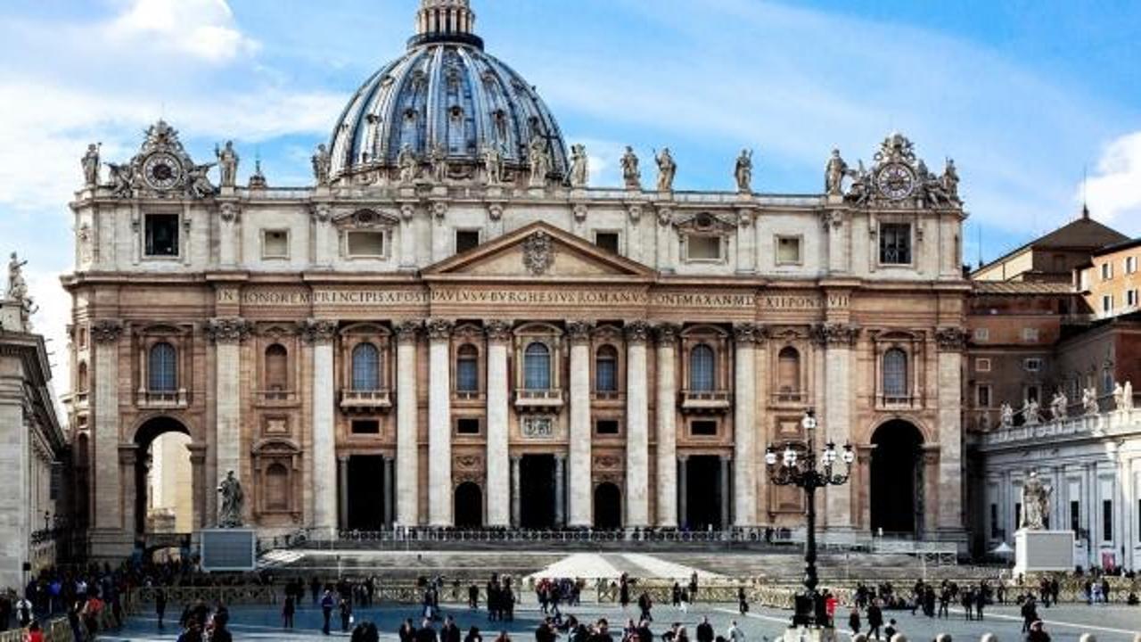 Vatikan'da bir kardinal koronavirüse yakalandı