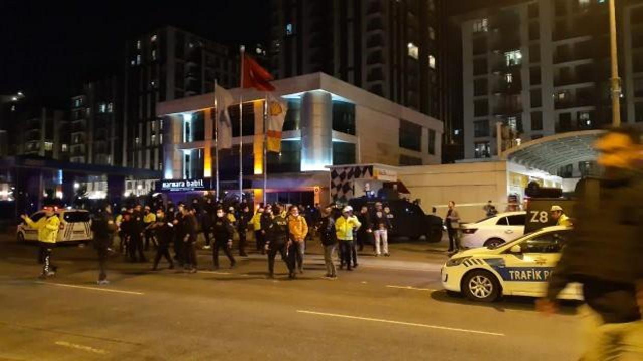Beyoğlu'nda polis ekiplerine ateş a&ccedil;ıldı: Saldırgan yaşamını yitirdi