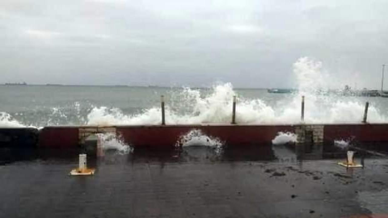 Fırtına nedeniyle çok sayıda gemi demir attı