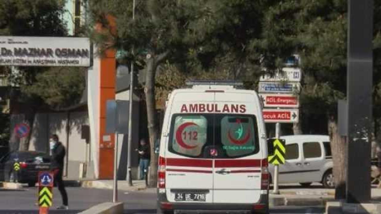 İstanbul'da otomobil durağa daldı: 1'i ağır 3 yaralı
