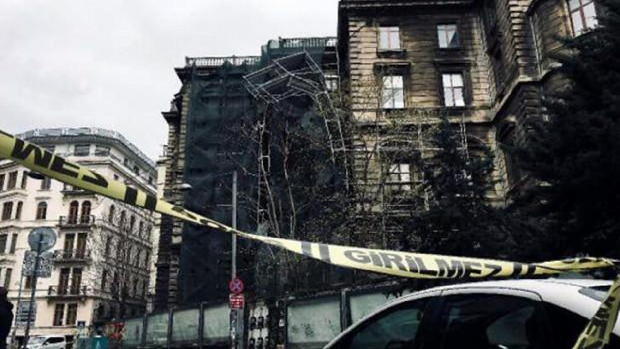 İstanbul'da şiddetli rüzgar nedeniyle okulun inşaat iskelesi çöktü