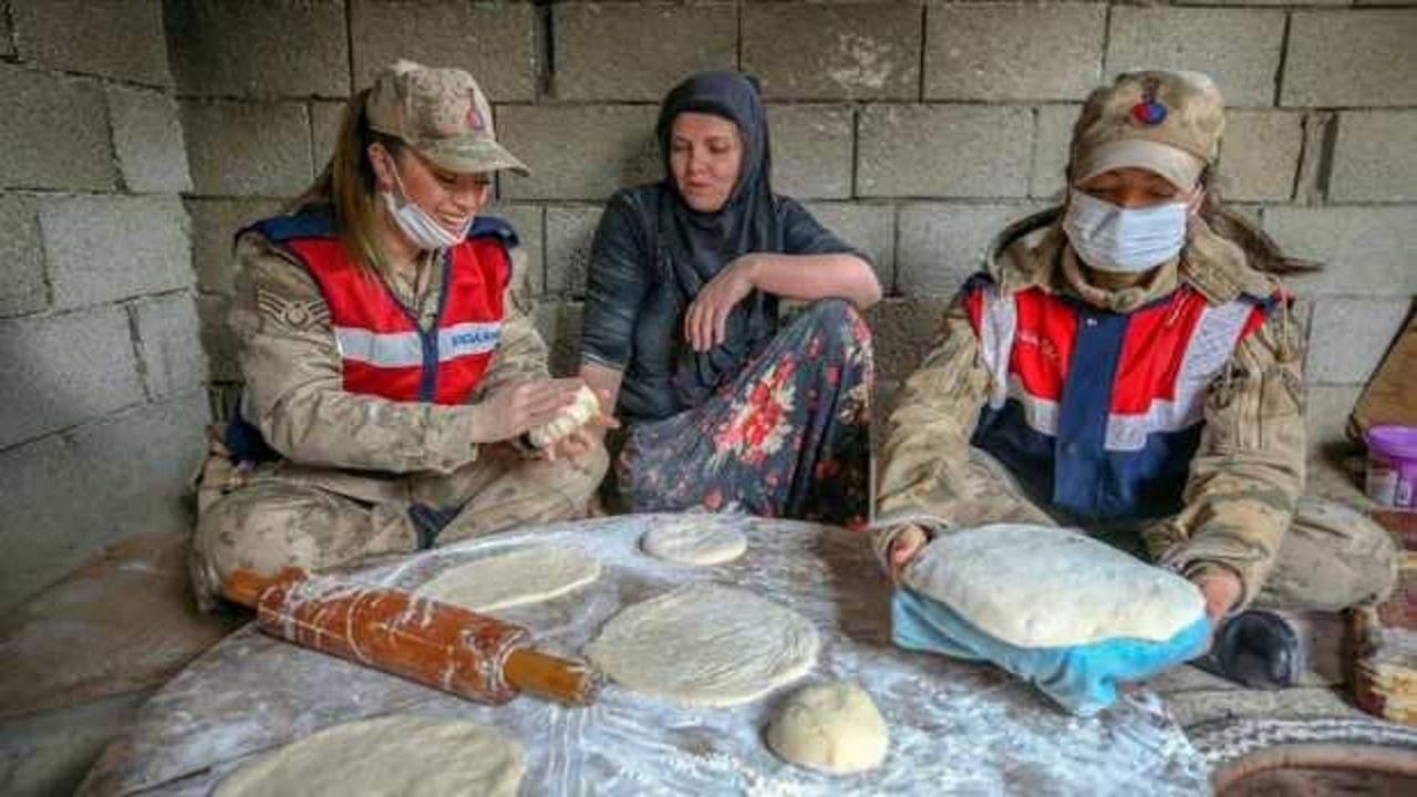 Jandarmamız ve bölgenin kadınları birlikte ekmek yaptı