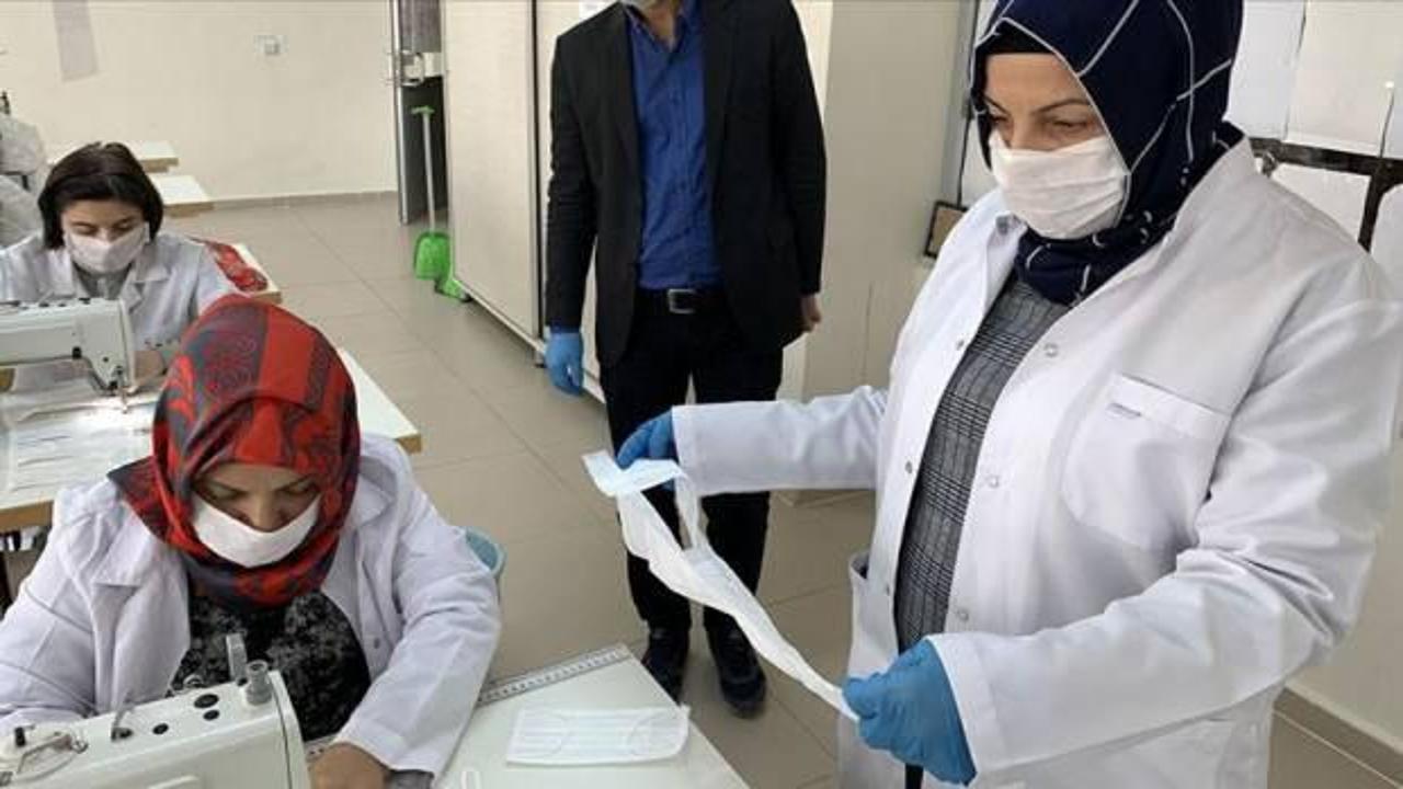 Meslek lisesinin gönüllü öğretmenleri cerrahi maske üretiyor