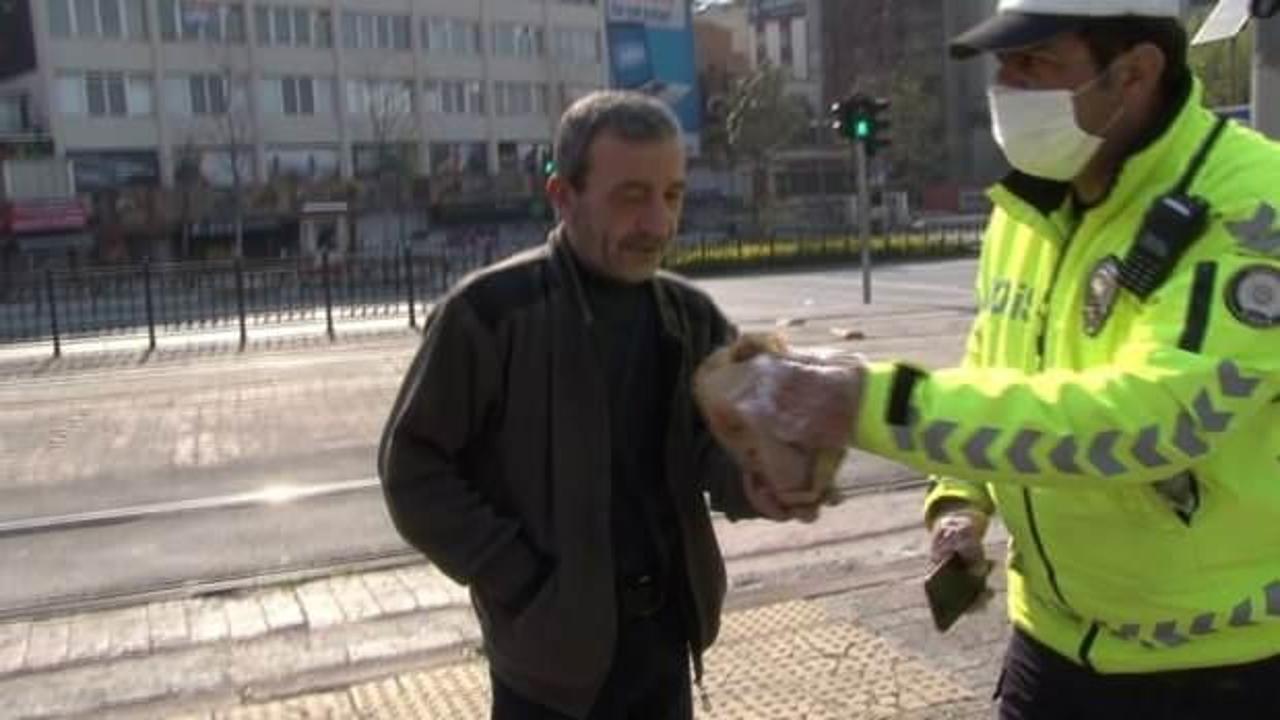 Polis, ekmek için sokağa çıkan vatandaşa simitlerini verdi