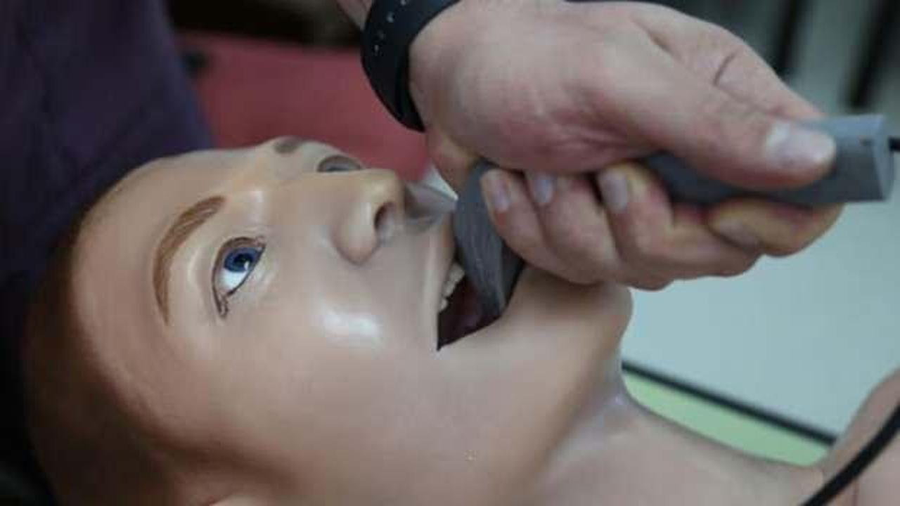 Sivas'ta &uuml;retildi! Hasta ile teması engelliyor