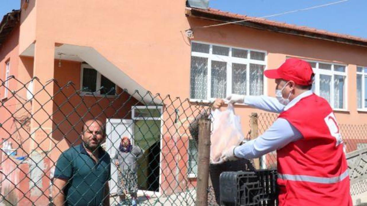 Türk Kızılay, sokağa çıkma yasağının 2. gününde de ekmek dağıttı