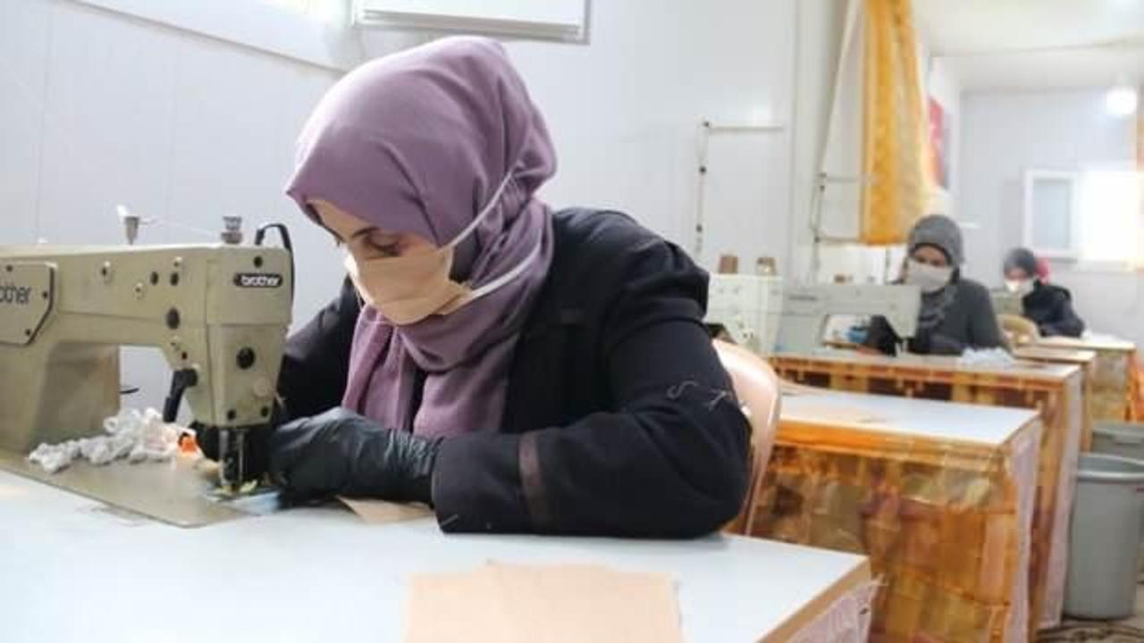 Türkmen kadınlar ürettikleri maskeleri teslim etti