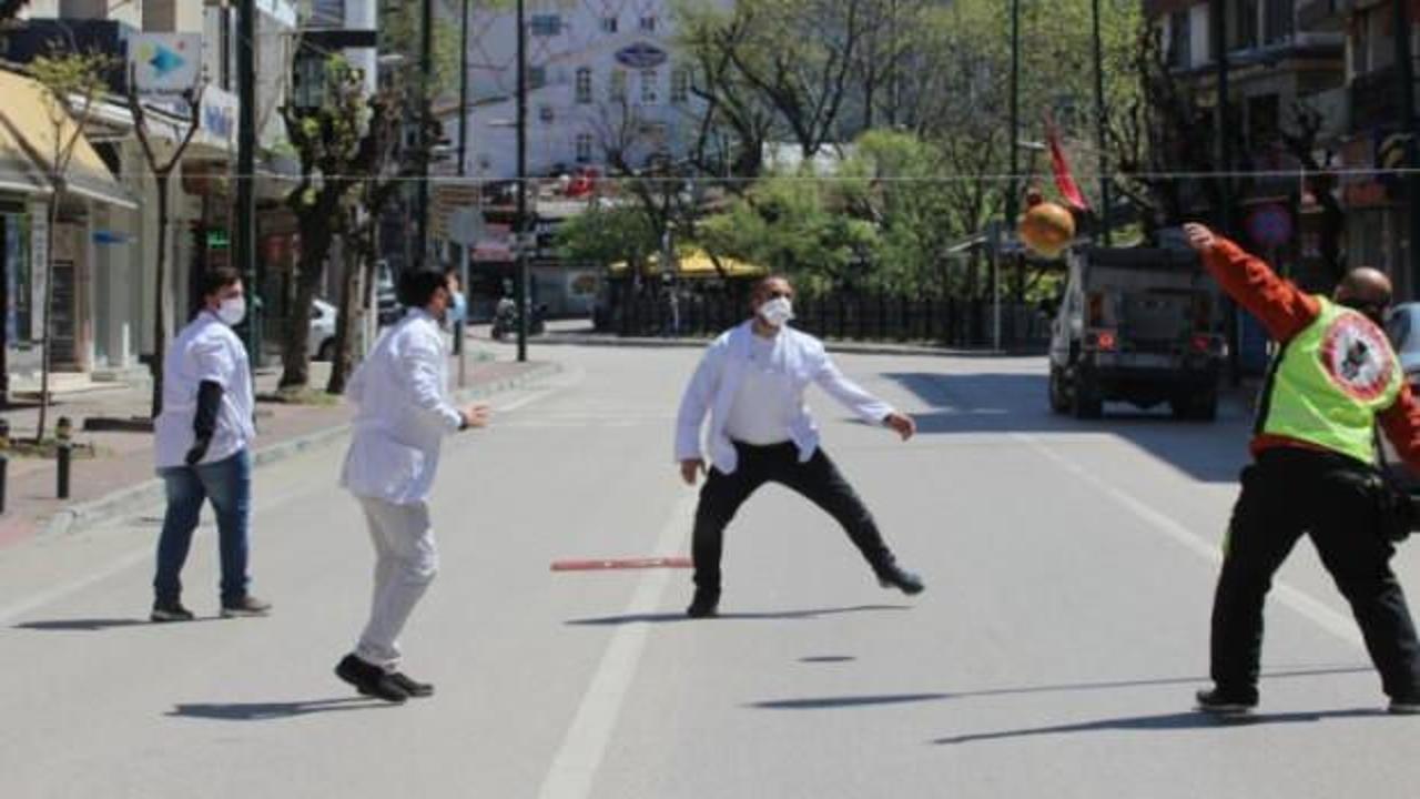 Canları sıkılan eczacılar ana yolda ma&ccedil; yaptı