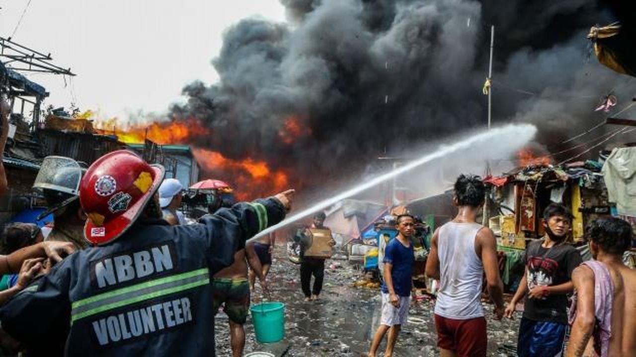 Filipinler'de gecekondu mahallesinde çıkan yangında 500 kişi evlerinden oldu
