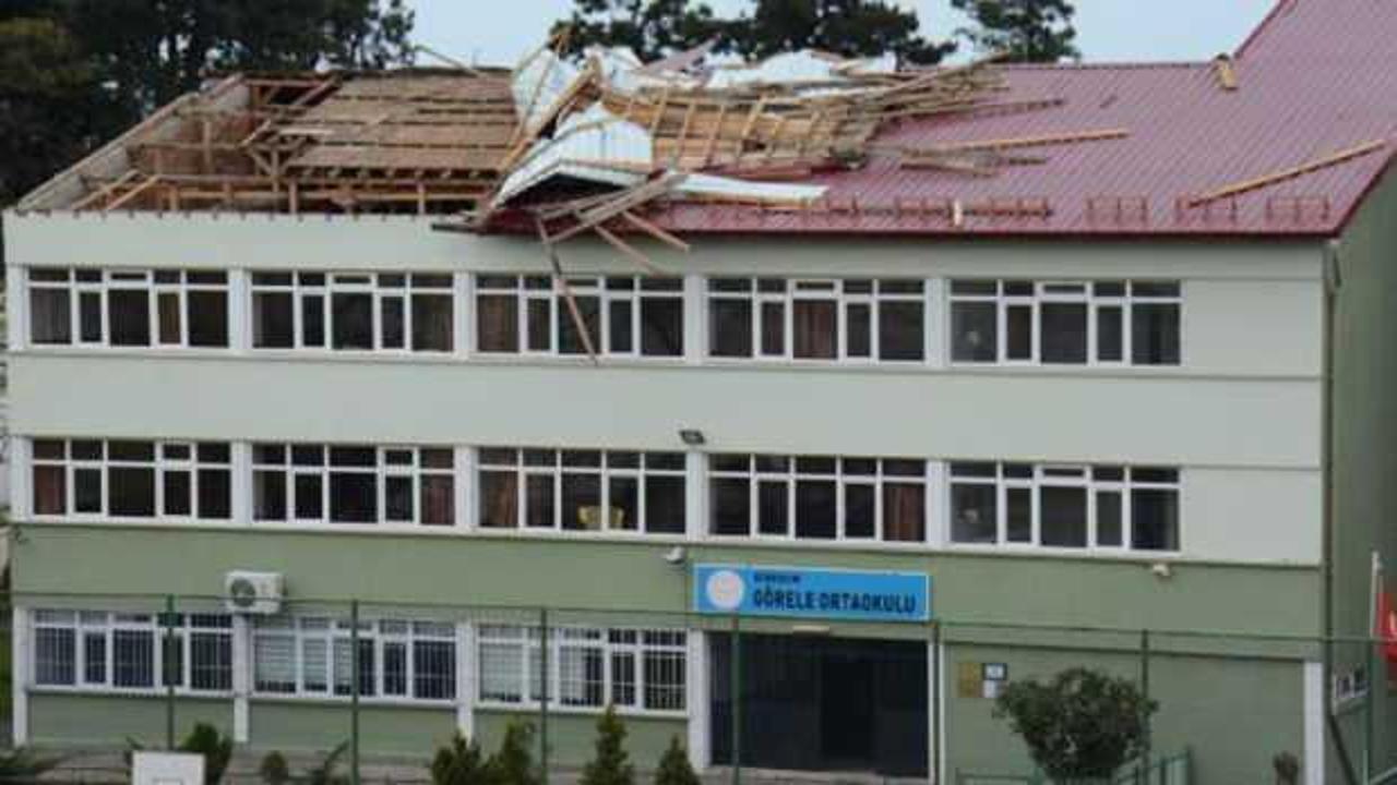 Giresun'da fırtına okulun çatısını uçurdu
