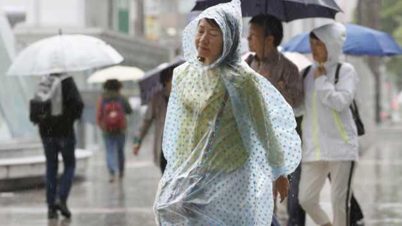 Japonya'da halktan koronavirüs ile mücadele için yağmurlukları istendi