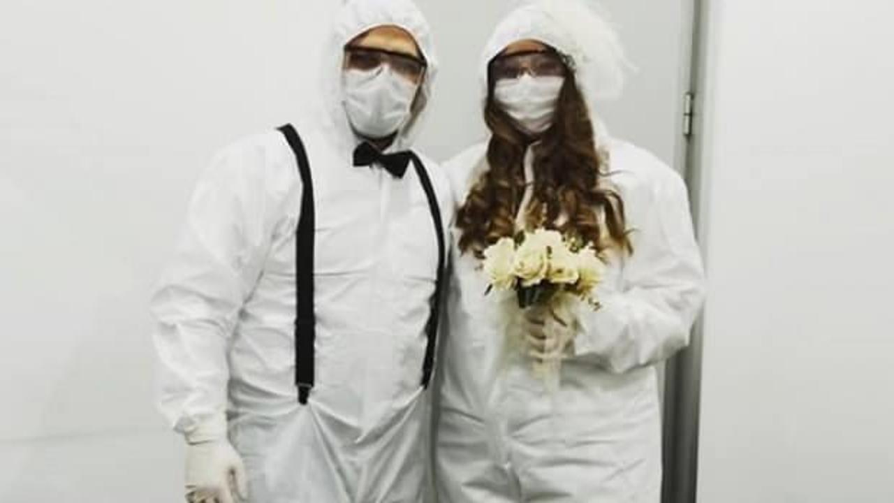 Sağlıkçı çift koruyucu tulumla evlendi, canlı yayında düğün yaptı