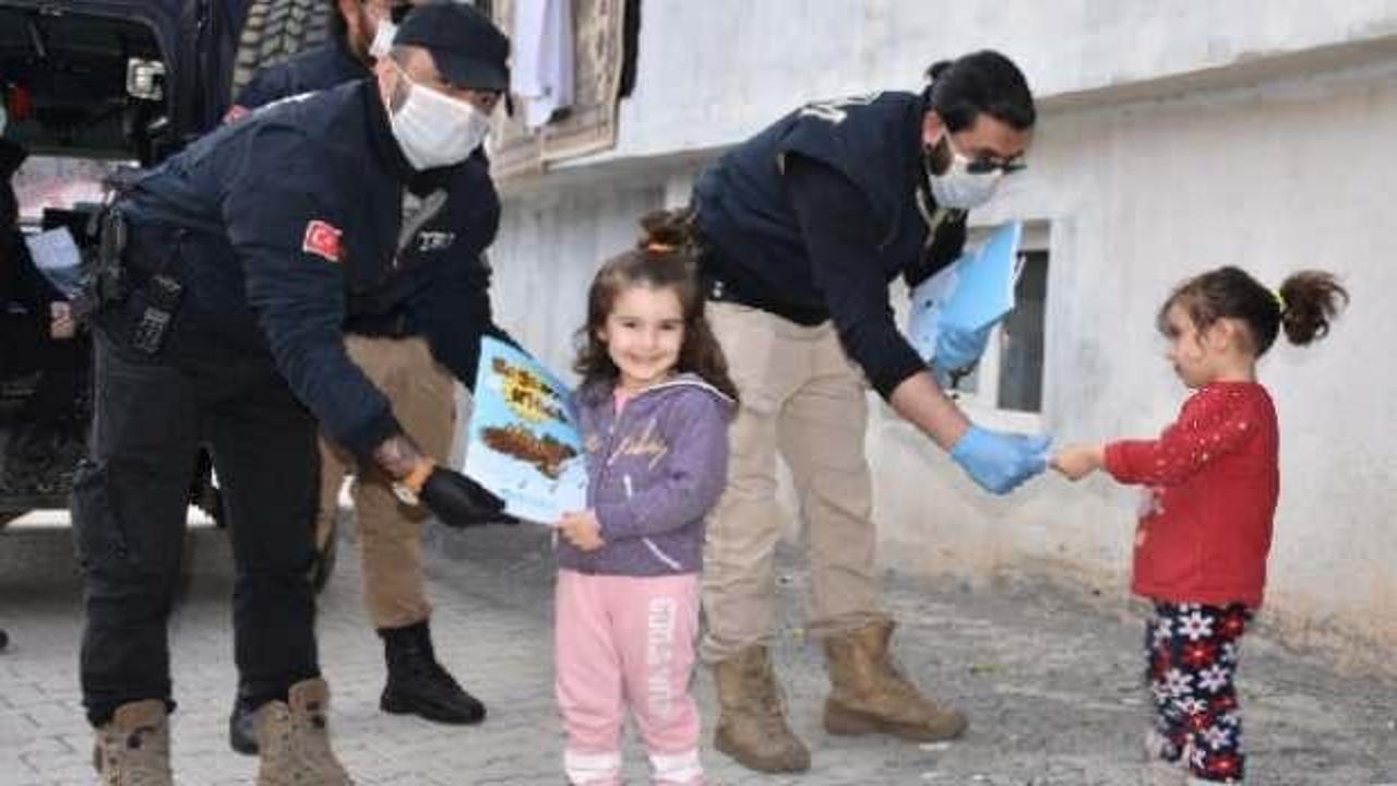 Şırnak'ta polisler çocuklara kitap hediye etti