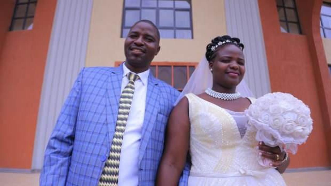 Uganda'da koronavirüs fırsata çeviren damat düğünü 85 dolara mal etti