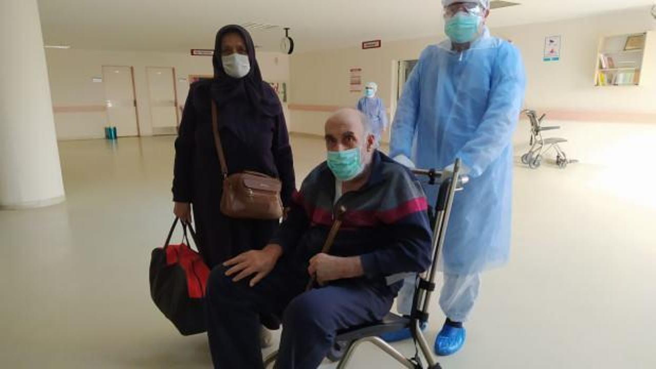 64 yaşında koronavirüsü yendi, alkışlarla taburcu oldu