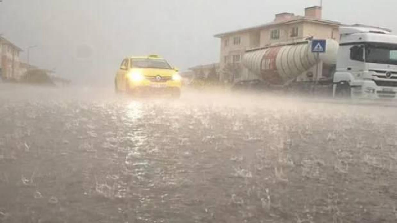 Edirne'de 10 dakikalık yağmur hayatı felç etti