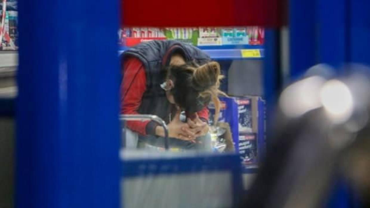 Hırsız, kasiyerin y&uuml;z&uuml;ne kola d&ouml;kt&uuml; sonra da kasadaki paraları &ccedil;aldı