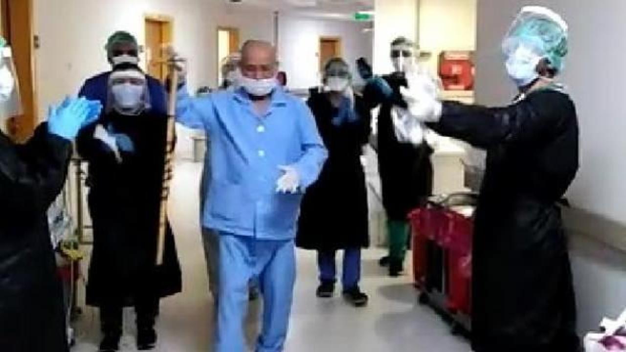 Koronavir&uuml;s&uuml; yendi, elinde bastonla &ccedil;iftetelli oynadı