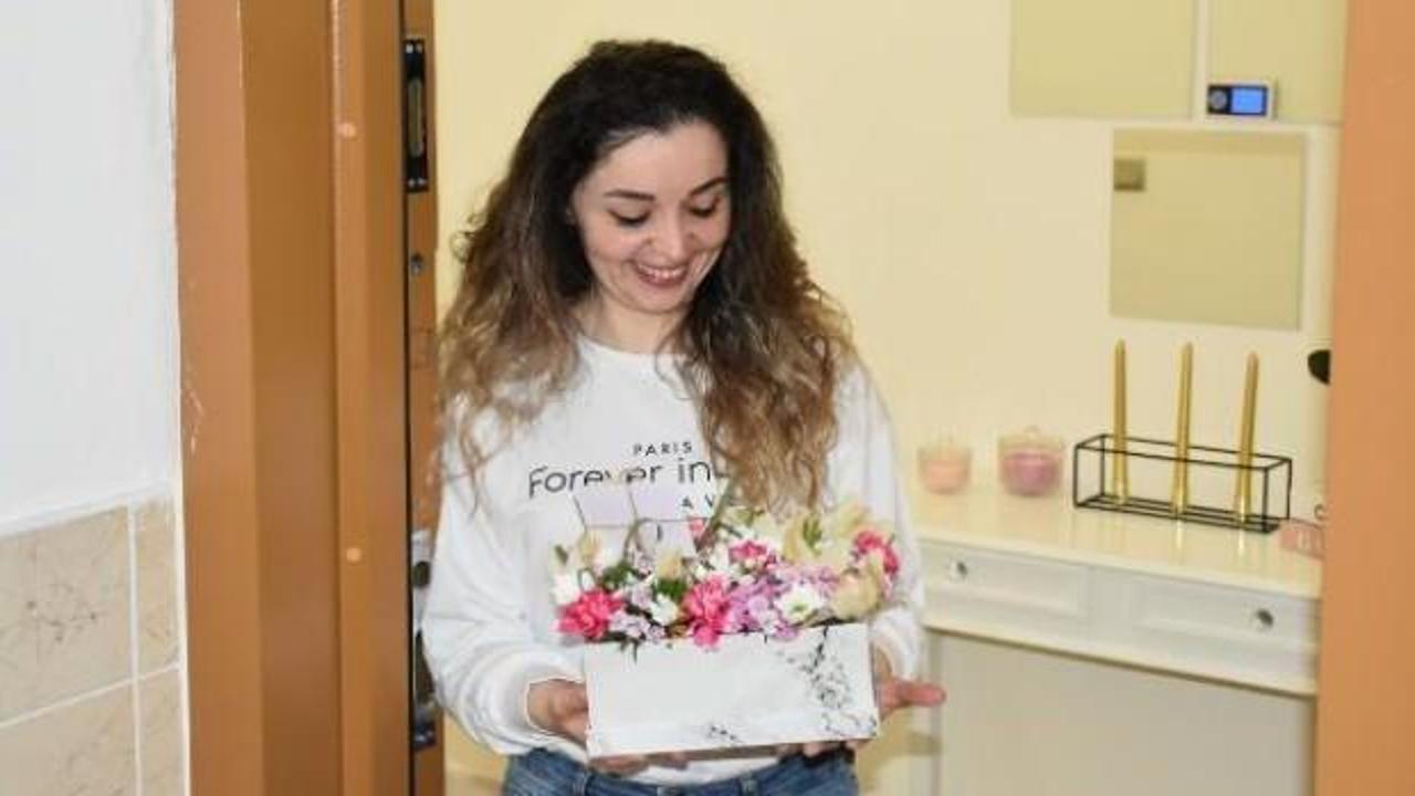 Sivas'ta, koronavir&uuml;s nedeniyle evde kalanlara &ccedil;i&ccedil;ek s&uuml;rprizi