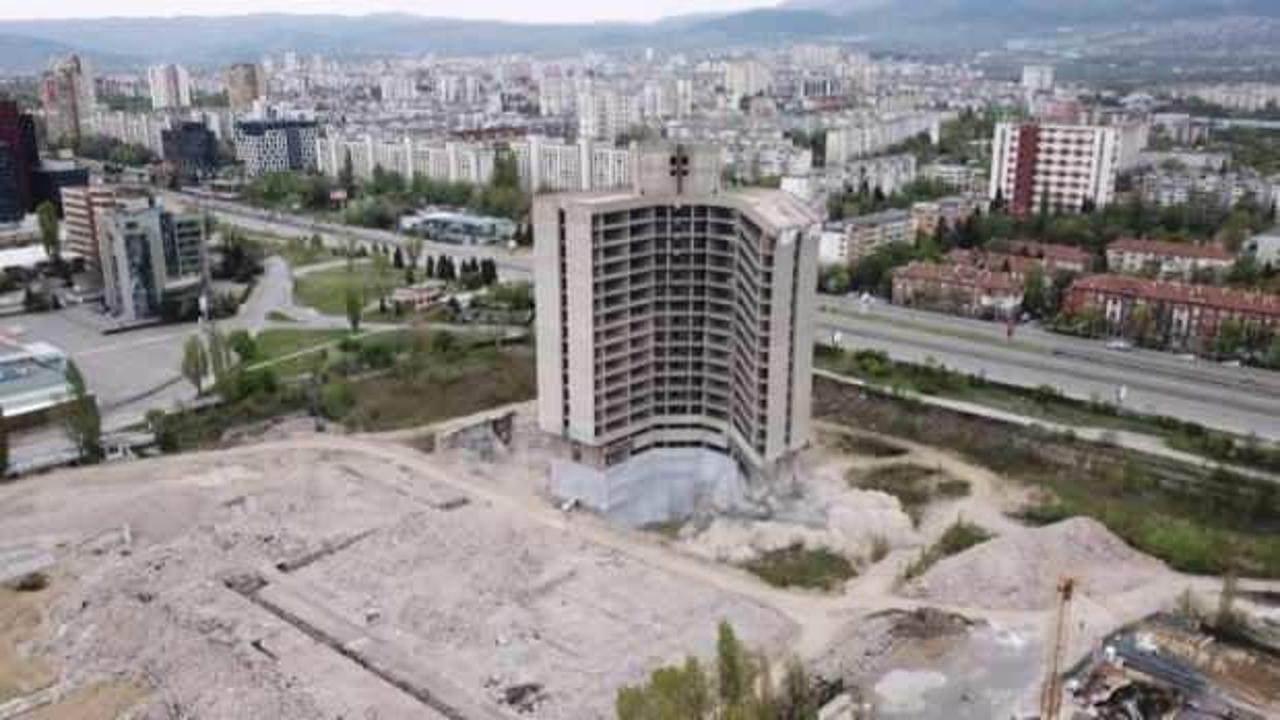 Sofya’da komünizm simgesi 17 katlı “hayalet” bina imha edildi