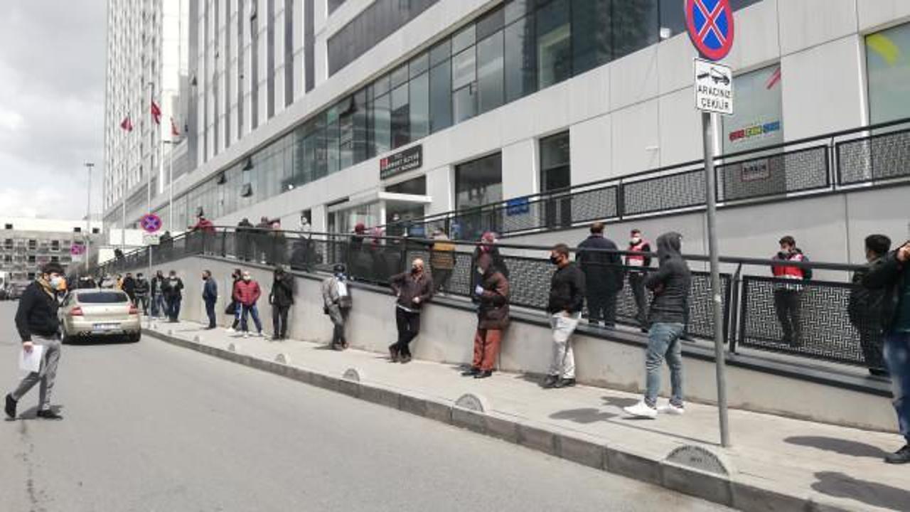 Sokağa &ccedil;ıkma kısıtlamasına saatler kalan metrelerce &lsquo;seyahat izin&rsquo; sırası