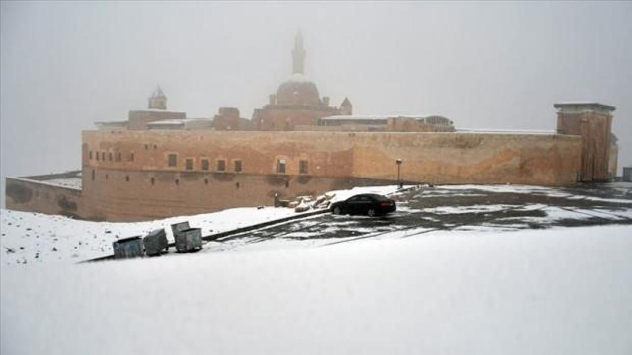 Tarihi İshak Paşa Sarayı Nisan'da beyaza büründü