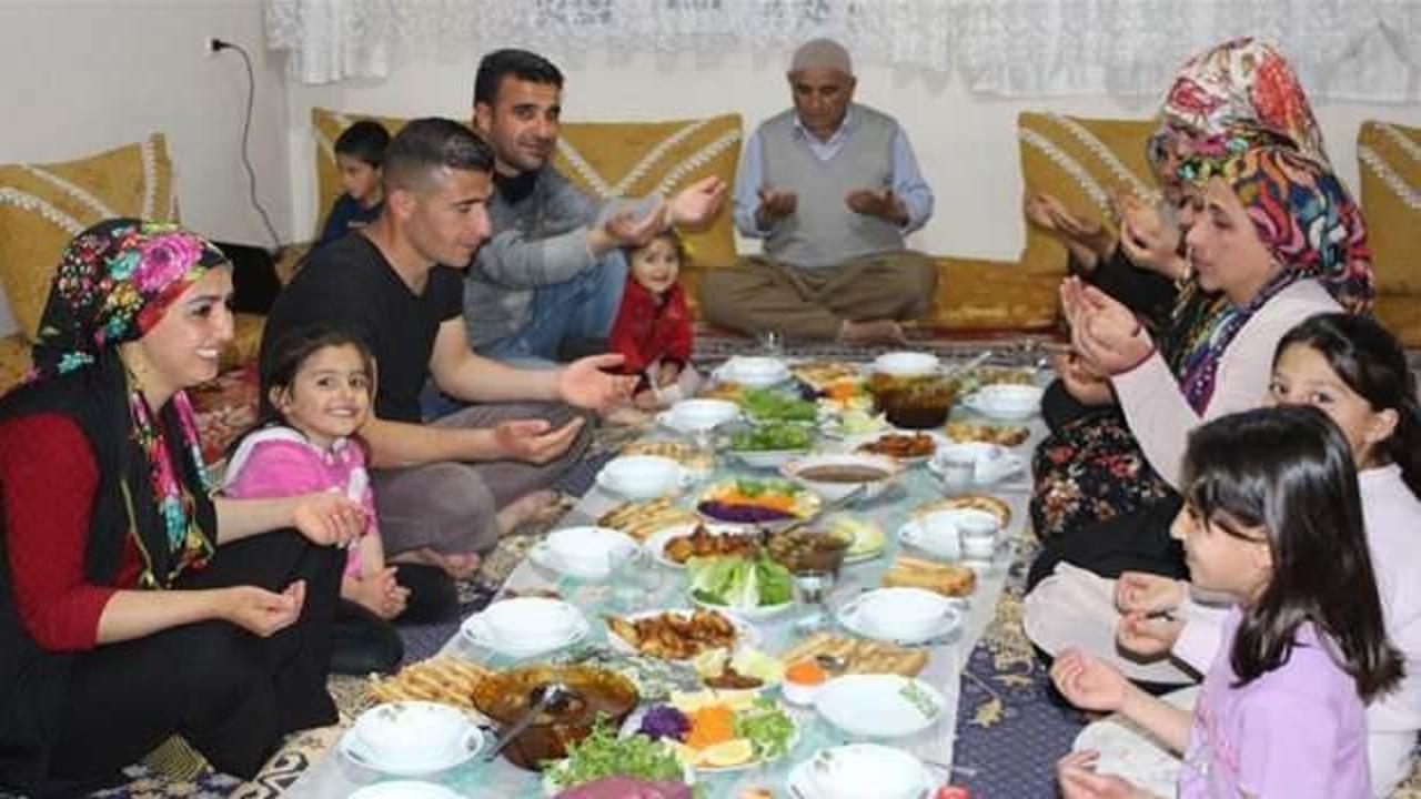 Türkiye'de ilk iftar Hakkari'de yapıldı