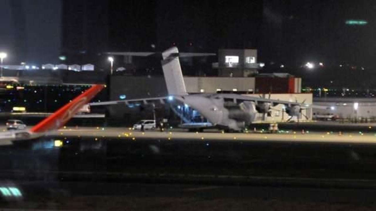 T&uuml;rkiye'den tıbbi malzemeleri taşıyan u&ccedil;ak İngiltere'ye vardı