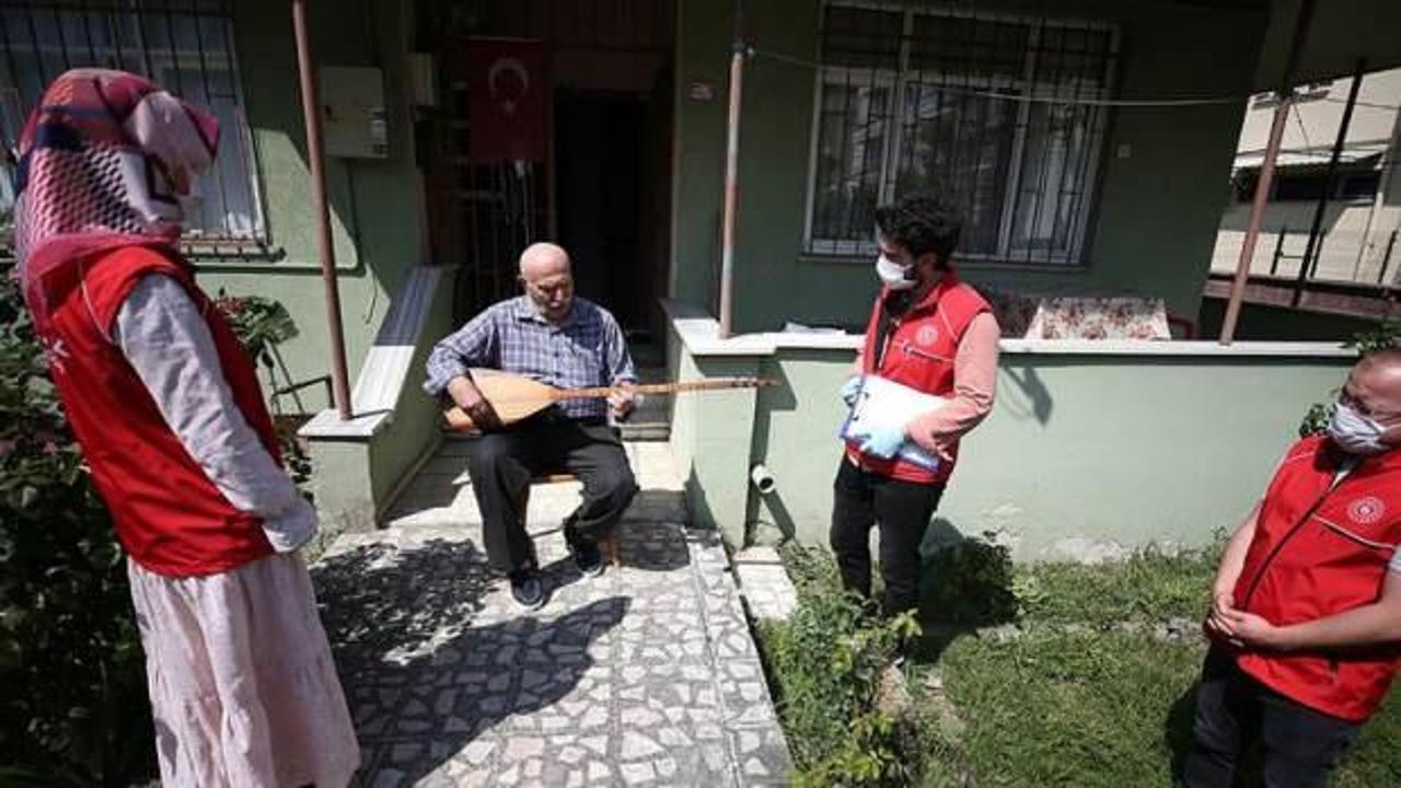 80 yaşındaki emekli öğretmenin 'vefa' konseri ekipleri mutlu ediyor