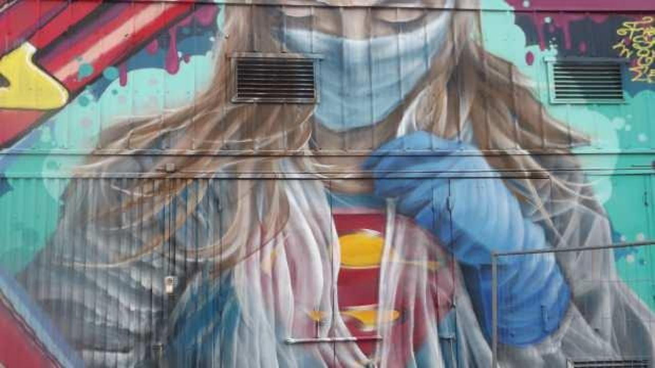 Finlandiya'da sokak sanatçılarından sağlık çalışanlarına Superman'li destek